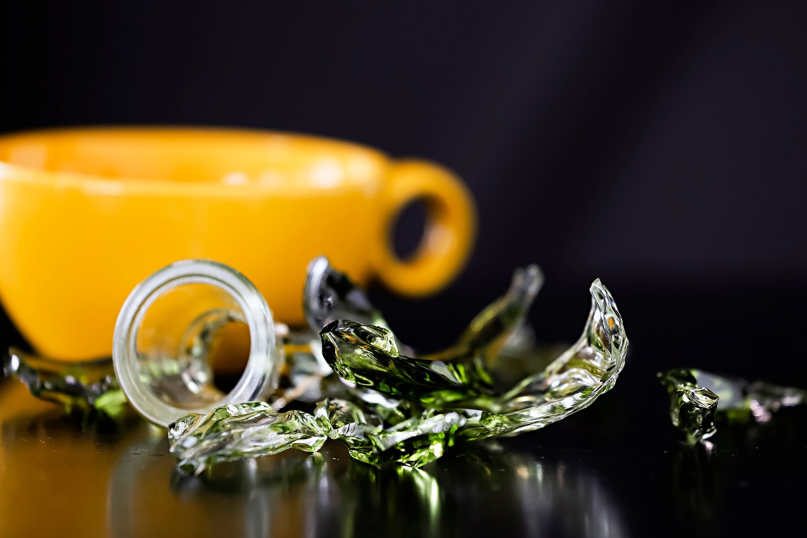 Cristal roto y taza amarilla